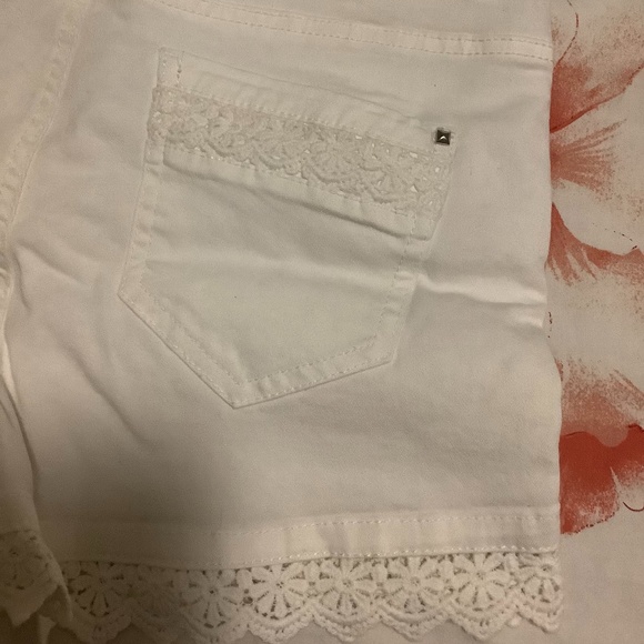 White shorts - Picture 7 of 9